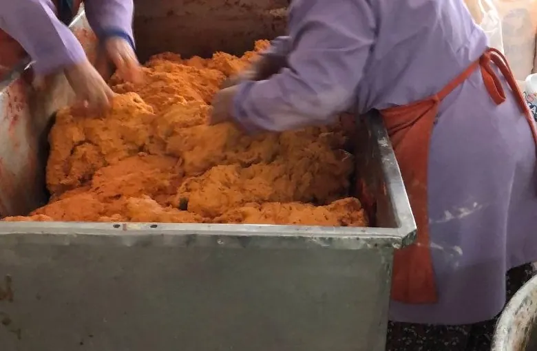 Tarhana hamurunun elle hazırlanması